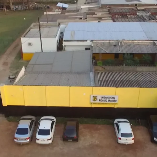 Queda de portão fere policial penal em presídio…