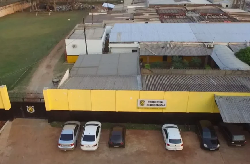 Queda de portão fere policial penal em presídio…