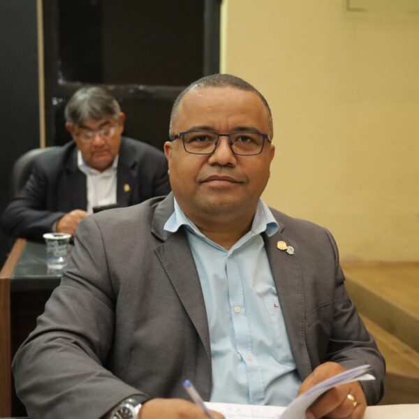 Jelson Bernabé solicita operação tapa-buracos no Bairro Ministro…