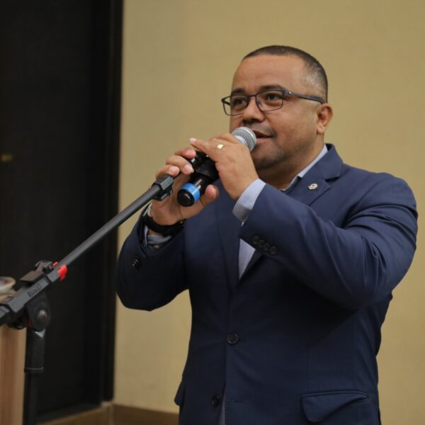Jelson Bernabé solicita tapa-buracos numa das vias mais…