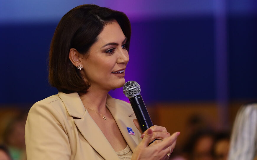 Michelle Bolsonaro vai à Justiça após ser chamada de “ex-garota de programa” em podcast