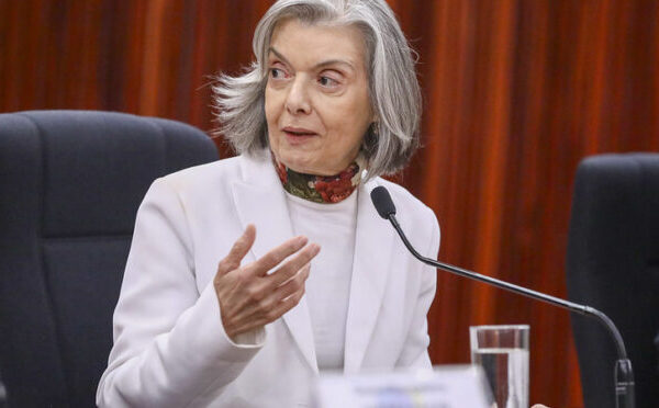 Cármen Lúcia determina troca de sete deputados federais