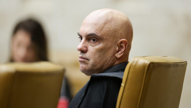 Moraes ignora revelações e transforma delação de Cid em fato intocável