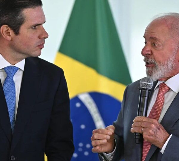 Em meio a crise do IOF, Lula elogia…