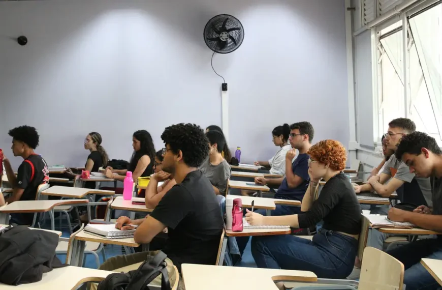 MEC apoiará 393 cursinhos populares em 2025