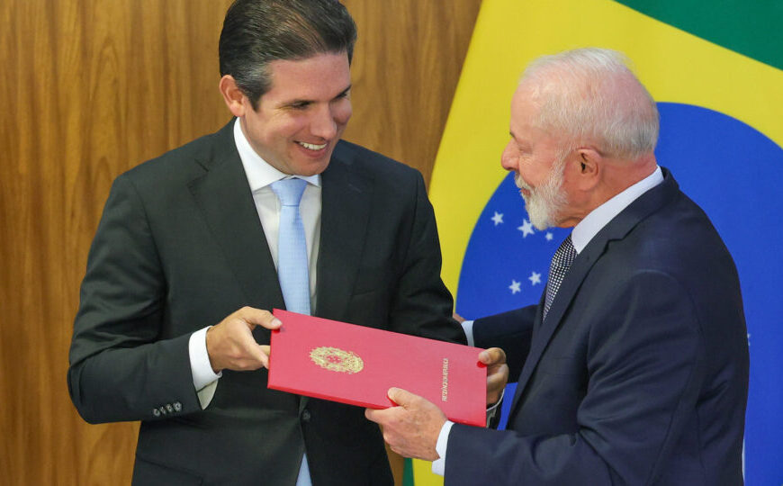 Câmara ensaia rebelião contra Lula, mas Motta ajuda governo e adia decisão sobre IOF