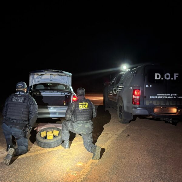 Mulher é presa com cocaína no estepe