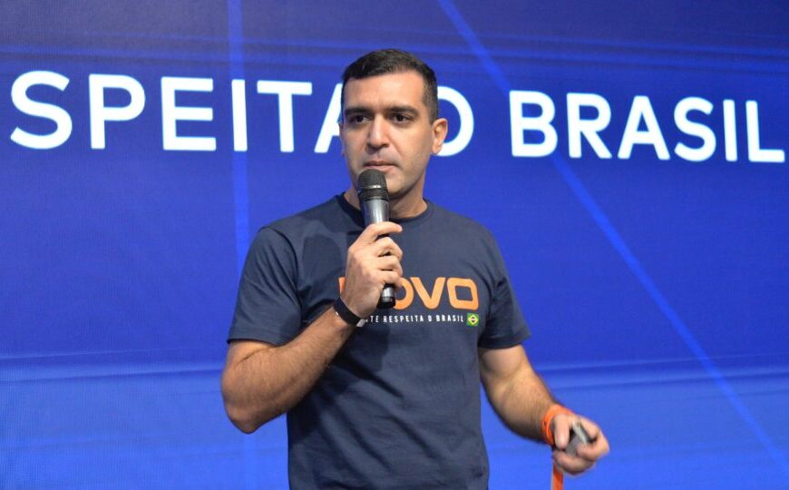 Novo absorve candidaturas do PL para crescer, mas apoia Bolsonaro para 2026