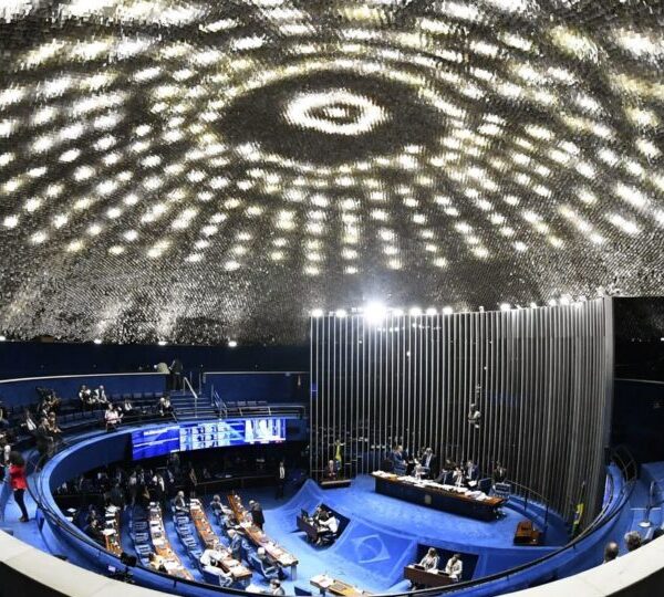 Dezessete pensionistas filhas solteiras do Senado recebem o&hellip;