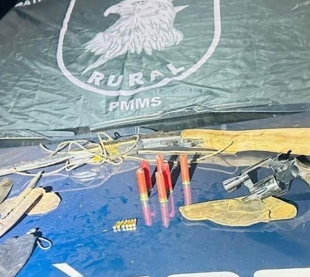 Homem é preso com armas e munições na…