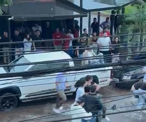 Jovens brigam em frente a uma danceteria de…