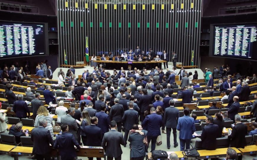 Emendas e Dino são decisivos para derrota do governo no Congresso sobre decreto do IOF