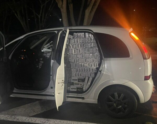 Carro de Dourados é abandonado cheio de cigarros&hellip;