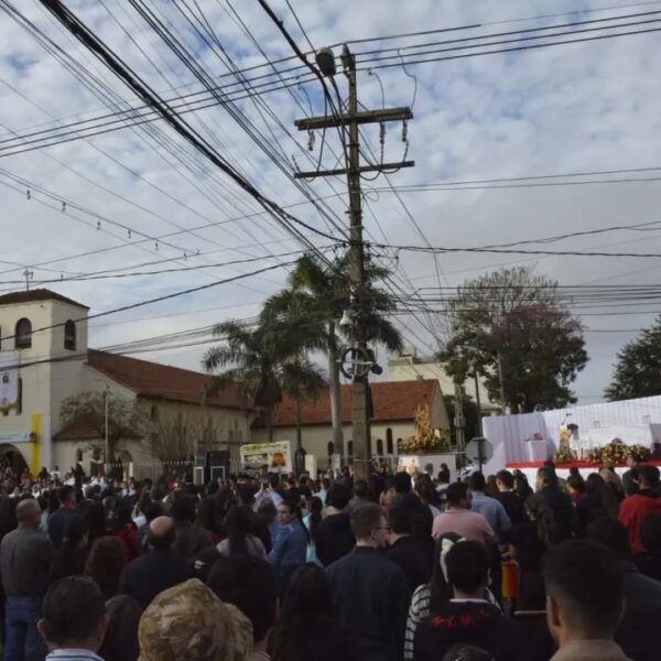 Devotos vãos às ruas na fronteira em homenagem&hellip;