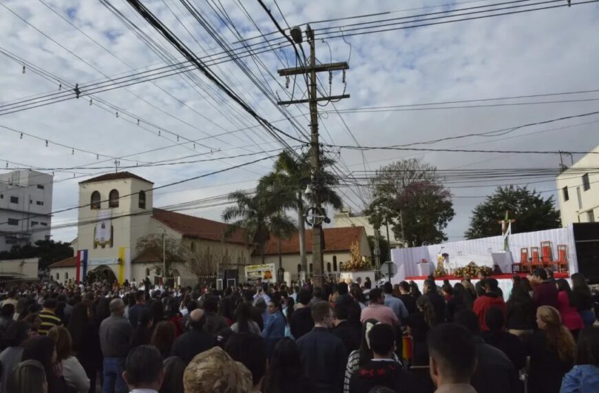 Devotos vãos às ruas na fronteira em homenagem a Nossa Senhora do Perpétuo Socorro