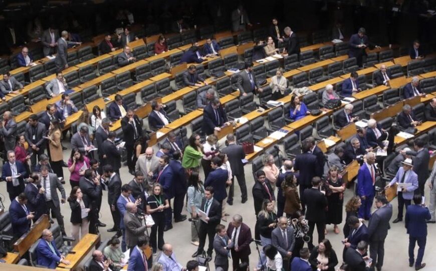 Bilhões em emendas parlamentares circulam sem fiscalização 