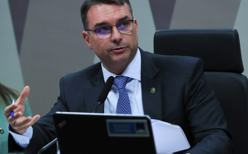 Flávio Bolsonaro diz que Zambelli…