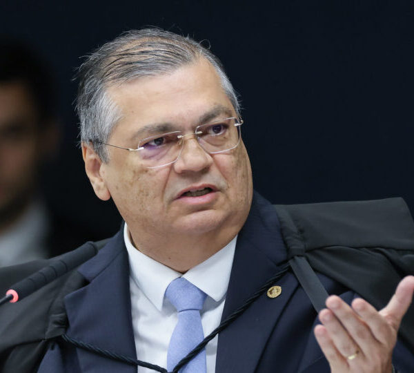 Dino critica “crise institucional” com Congresso por despacho&hellip;