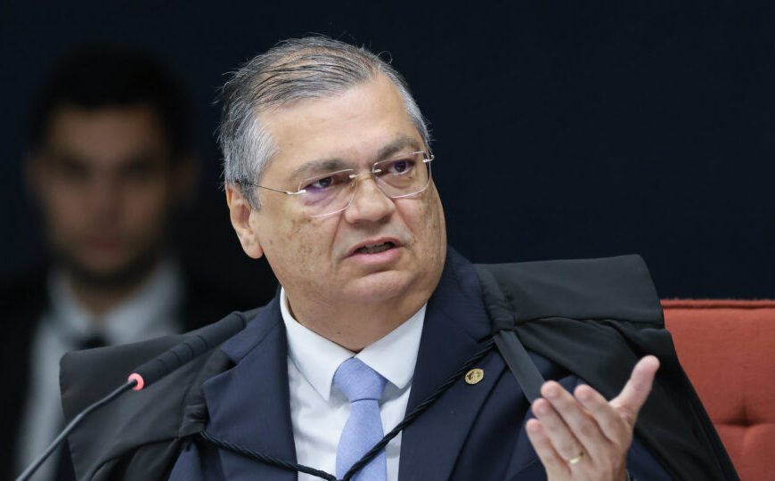 Dino critica “crise institucional” com…