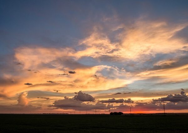 Domingo de sol com muitas nuvens na fronteira