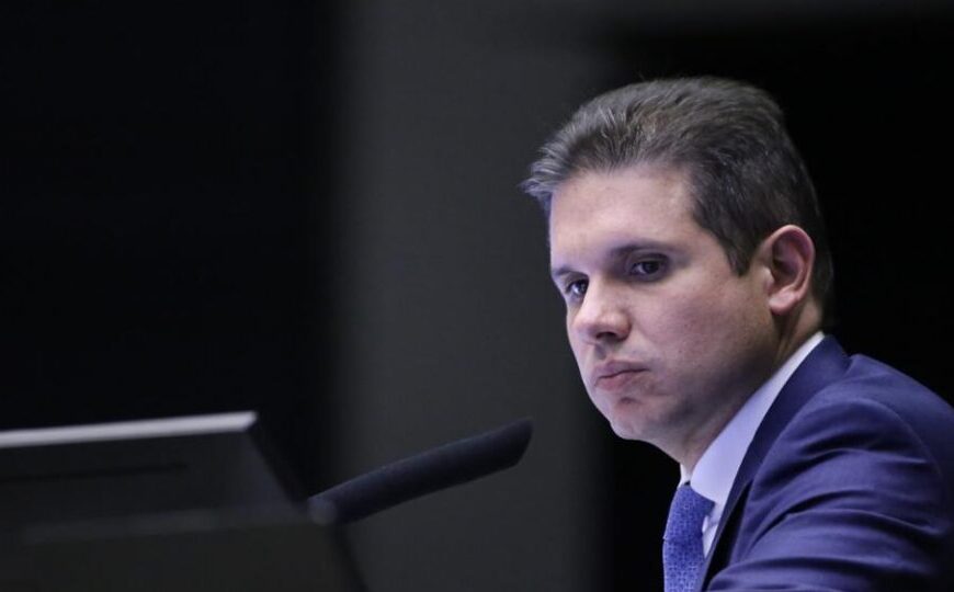 Motta afasta Zambelli por 127 dias e bloqueia salário da parlamentar