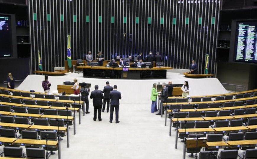 Câmara endurece penas ambientais e aprova parcerias rápidas em calamidades