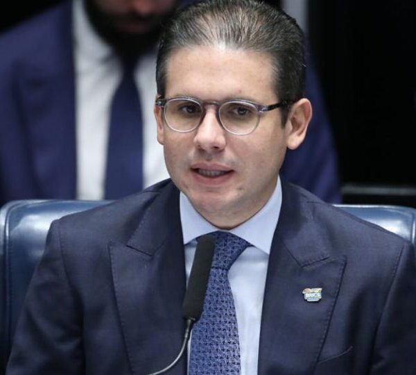 Pedido de prisão de Zambelli provoca impasse jurídico…