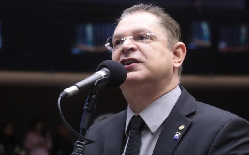 Líder do PL quer reconhecer Brasil e Israel como “nações irmãs” e desafia Lula