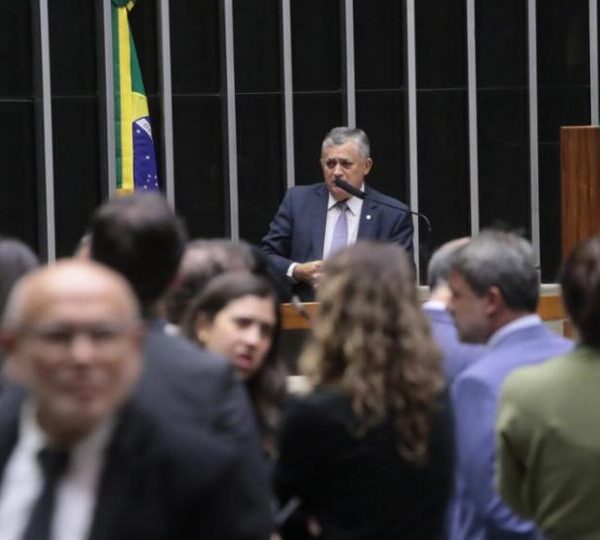 Líder do governo defende “ajuste geral” na base&hellip;