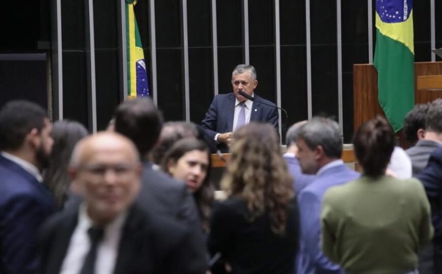 Líder do governo defende “ajuste geral” na base de Lula, após derrota do IOF