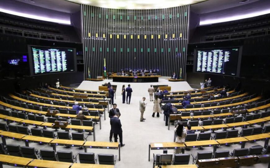 Mesmo com rejeição de 76%, Senado pode aumentar número de deputados