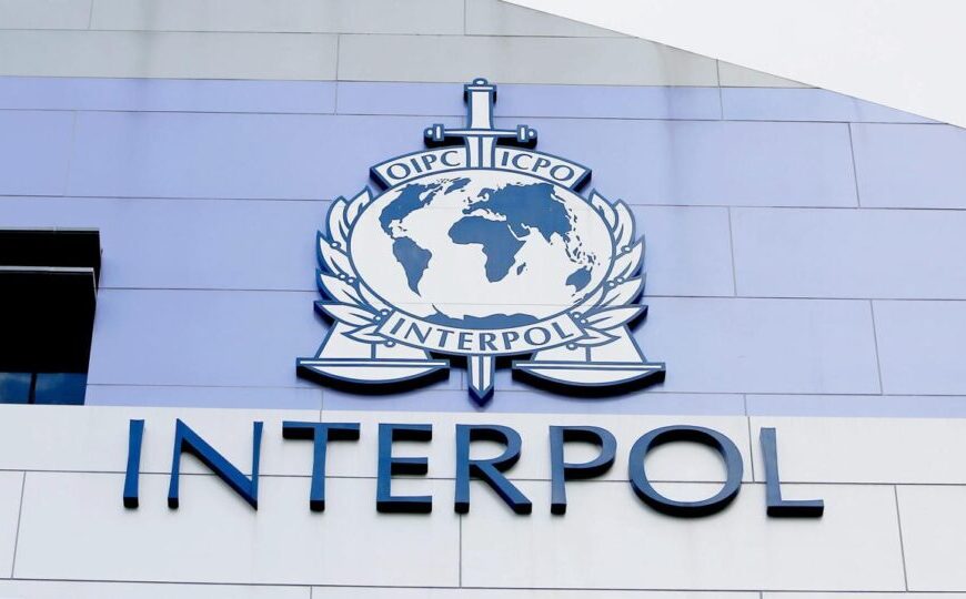 PF pede inclusão de Carla Zambelli na lista de procurados pela Interpol