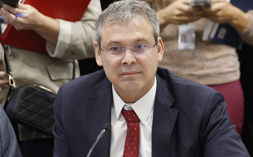 Líder do PT pede bloqueio de bens e quebra de sigilo fiscal de Bolsonaro