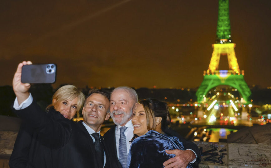 Lula, Janja e casal Macron tiram selfie com…