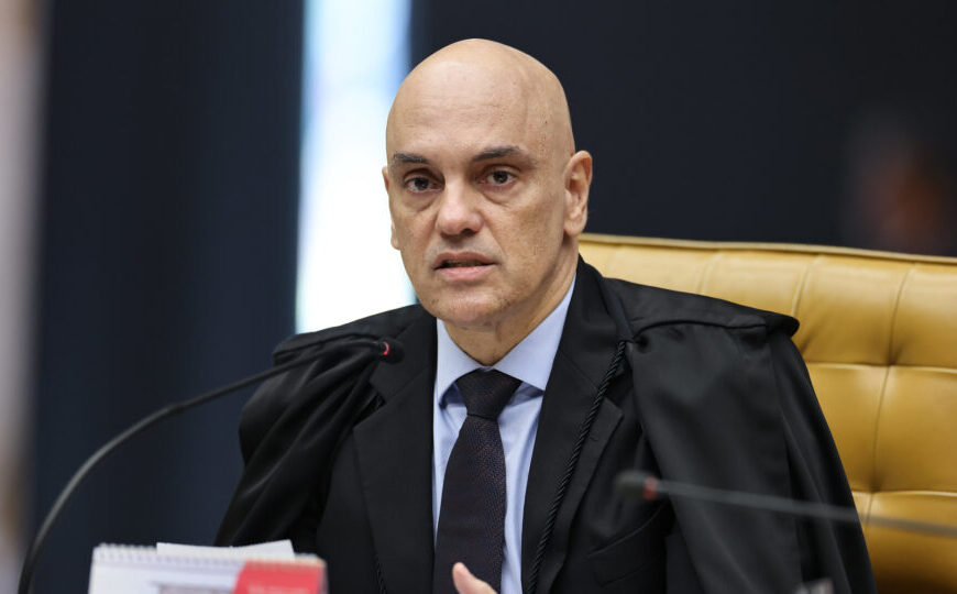 Moraes ataca big techs e…