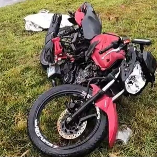 Motociclista perde controle, bate em poste e morre…