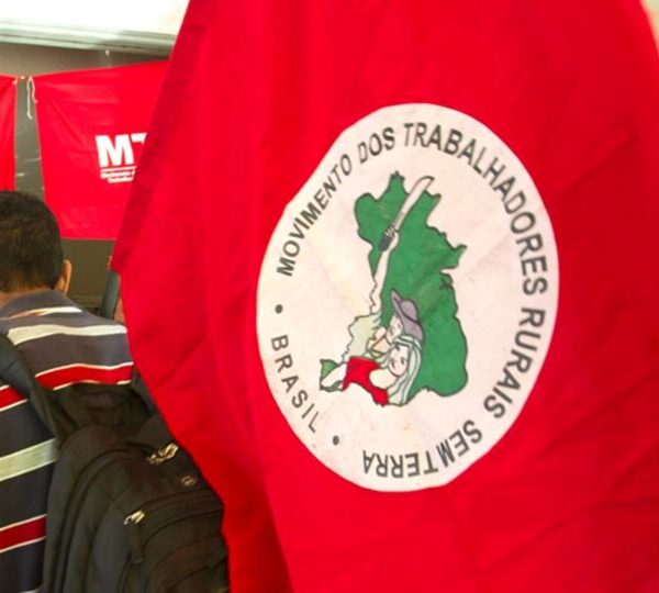 Membros do MST ironizam ministro Paulo Teixeira e…