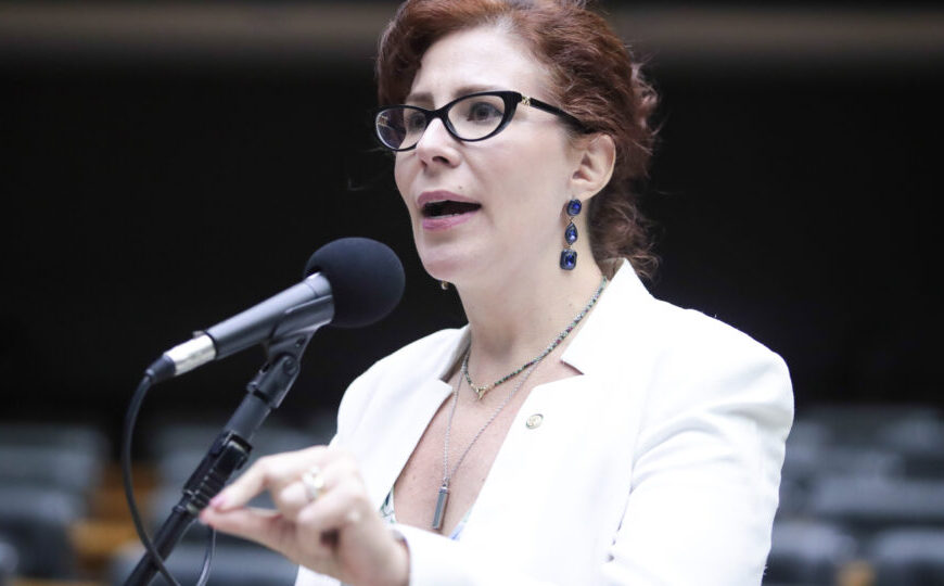 Carla Zambelli convoca apoiadores para ato com Bolsonaro: “me representem”