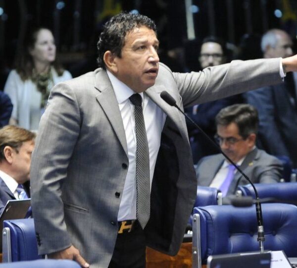 Magno Malta convoca manifestação em defesa de Bolsonaro