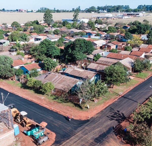 Prefeitura executa pavimentação asfáltica no bairro Júlia Cardinal