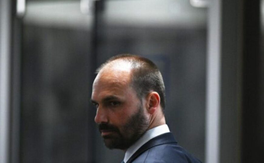 Líder do PT pede que Moraes proíba Eduardo Bolsonaro de assumir cargos públicos