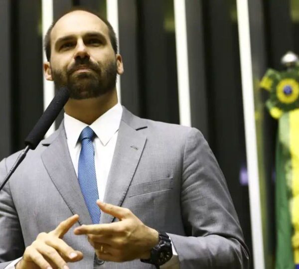 Moraes prorroga inquérito contra Eduardo Bolsonaro
