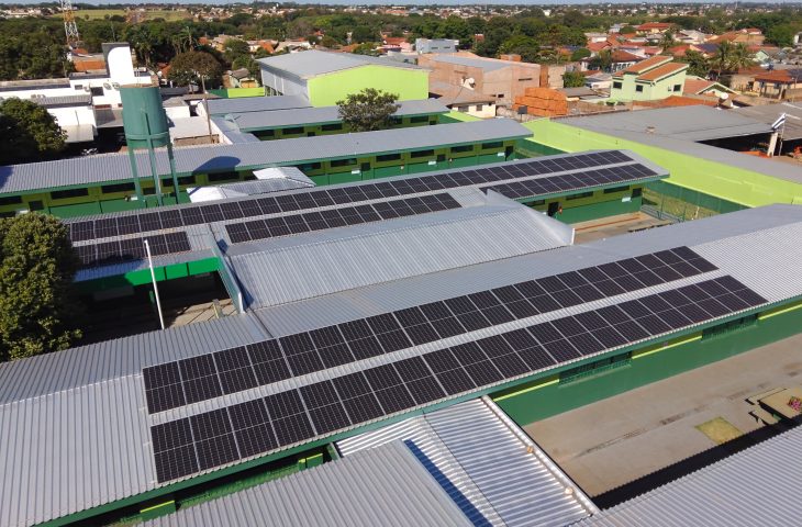 Placas solares e produção de energia limpa levam modernidade e economia às escolas