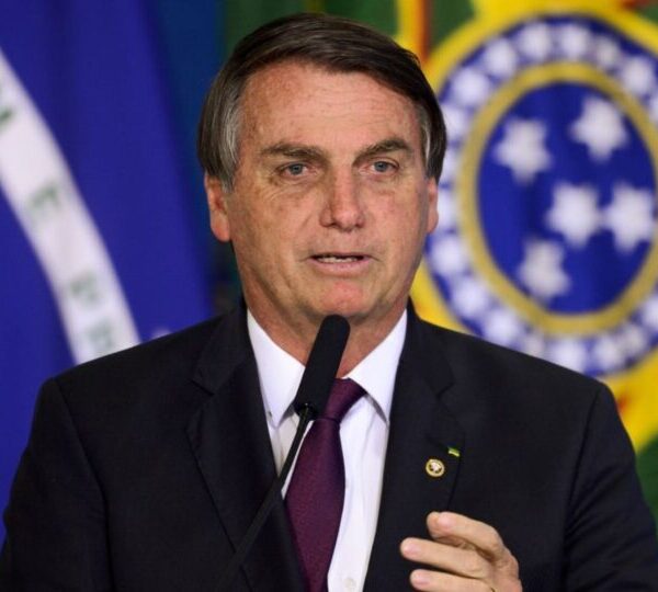 Não estou fora da eleição, diz Bolsonaro