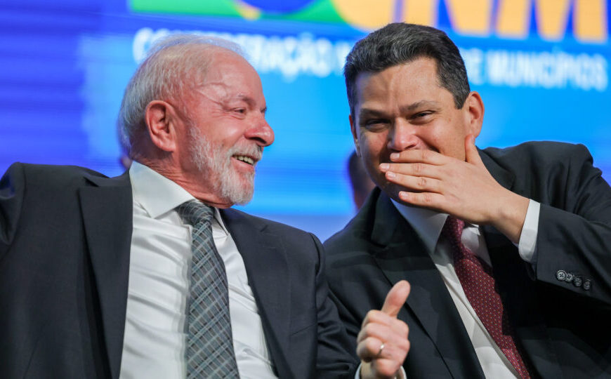 Alcolumbre sinaliza recuo e volta a negociar com Lula após liberação de emendas