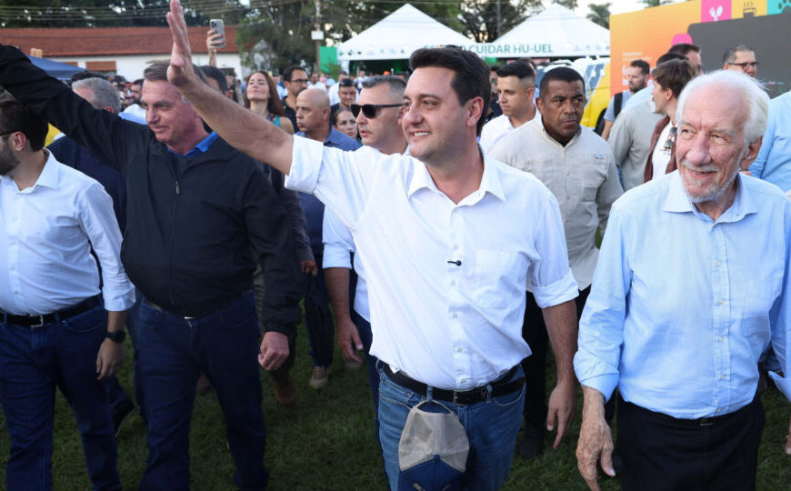 Em modo presidenciável, Ratinho Junior se cala sobre indulto e tornozeleira em Bolsonaro