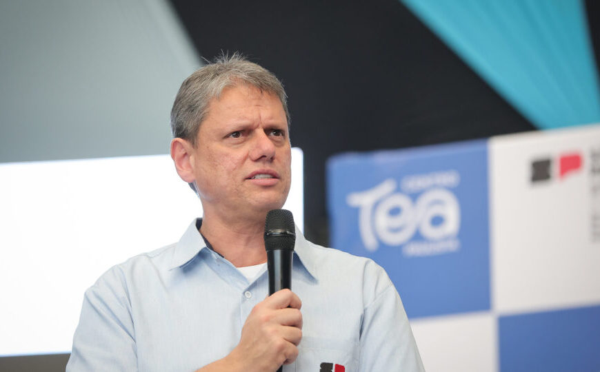 Tarcísio se equilibra para agradar a direita e a centro-direita sem incomodar o STF