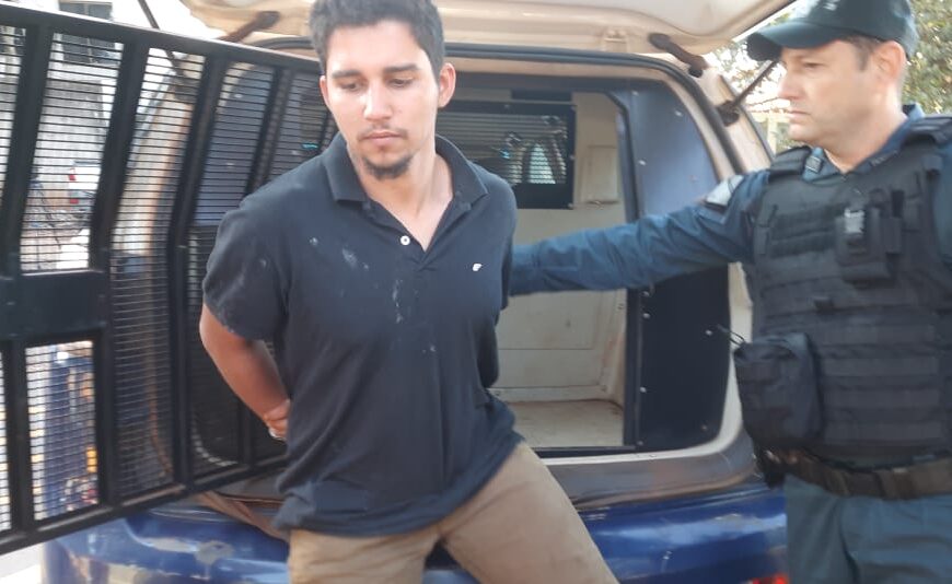 Ao ser preso em Dourados, rapaz que matou a mãe com 5 facadas diz estar arrependido