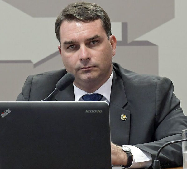 Flávio Bolsonaro diz que Rui Costa prefere ver&hellip;