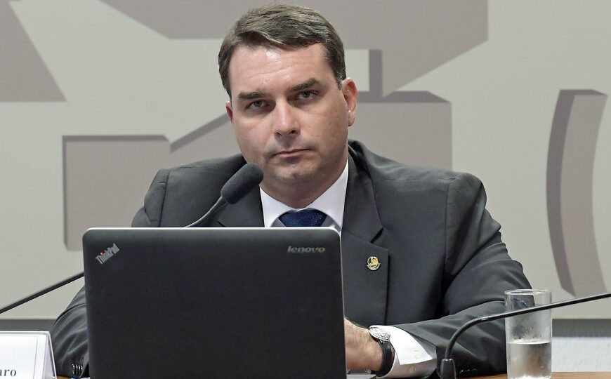 Flávio Bolsonaro diz que Rui Costa prefere ver Brasil ser taxado em 200% do que negociar